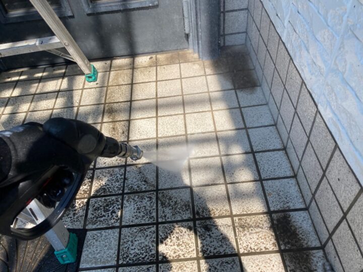 玄関タイル高圧洗浄