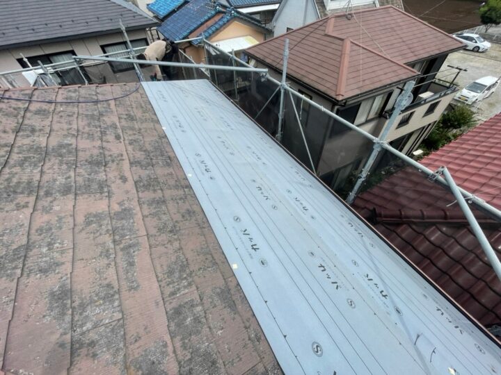 ゴムアスファルトルーフィング貼り付け作業