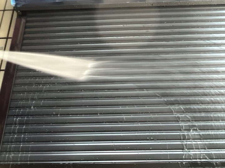 シャッタースラット部分高圧洗浄