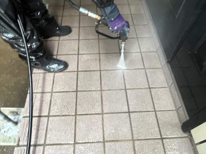 玄関タイル高圧洗浄