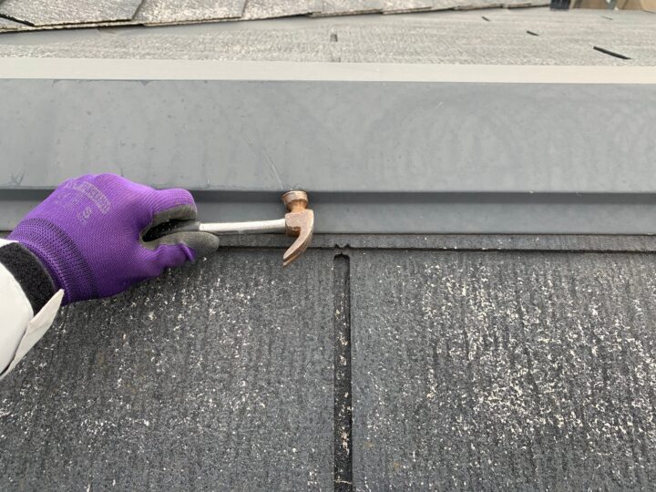屋根板金釘打ち施工中