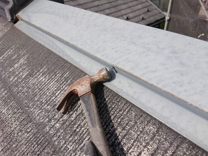 屋根板金釘打ち補修施工中