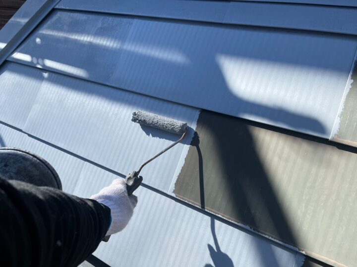 下屋根下塗り工事