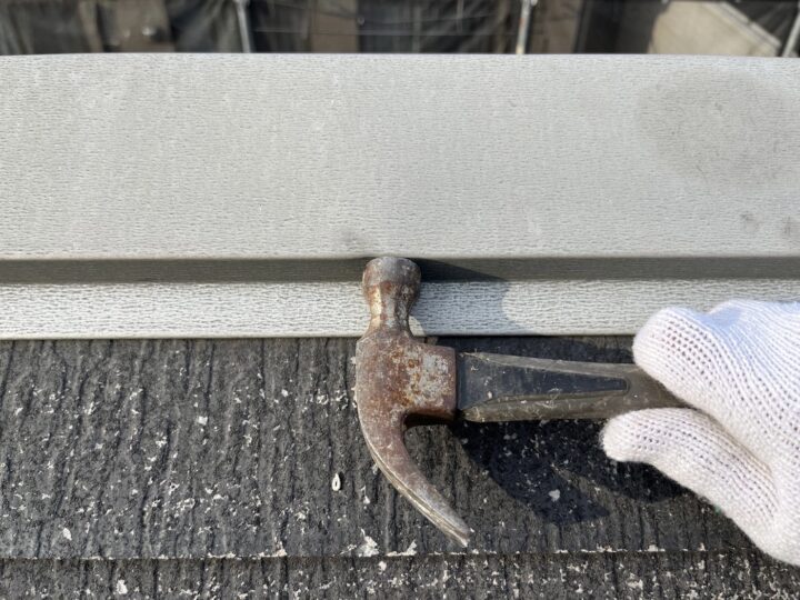 屋根板金釘打ち施工中