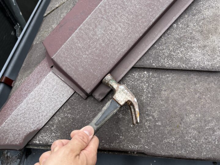 屋根板金釘打ち施工中
