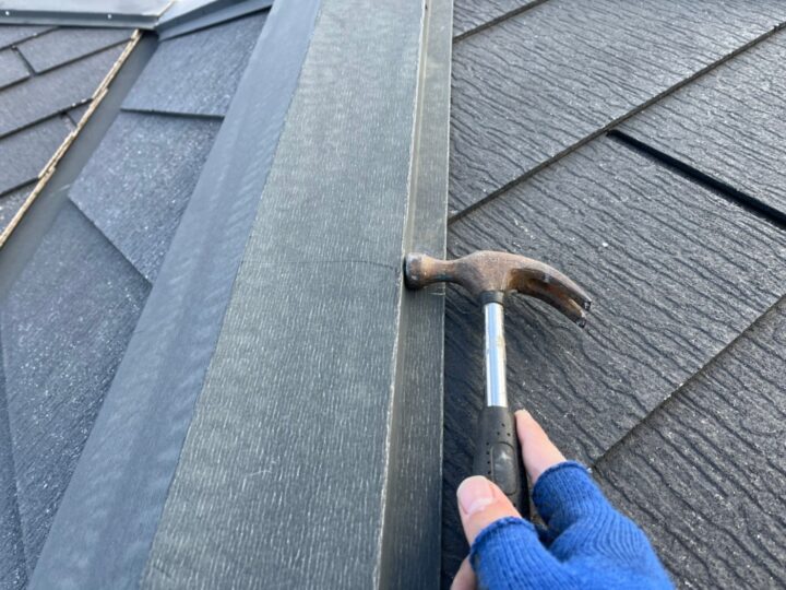 屋根板金釘打ち施工中