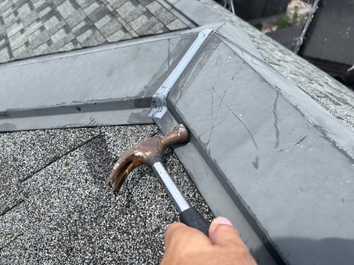 屋根板金釘打ち施工中