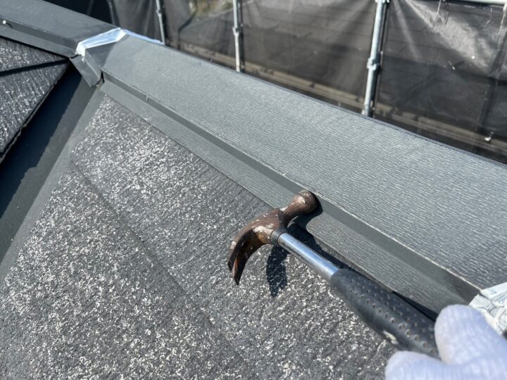 屋根板金釘打ち施工中
