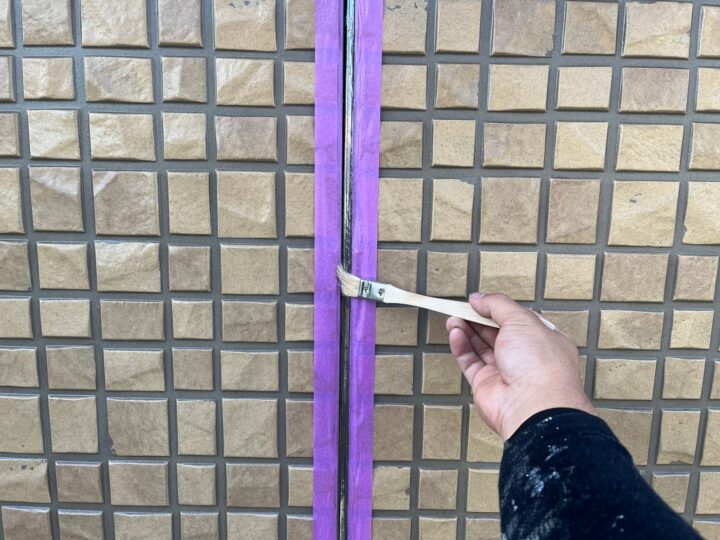 外壁板間後打ちシーリング専用プライマ－塗布