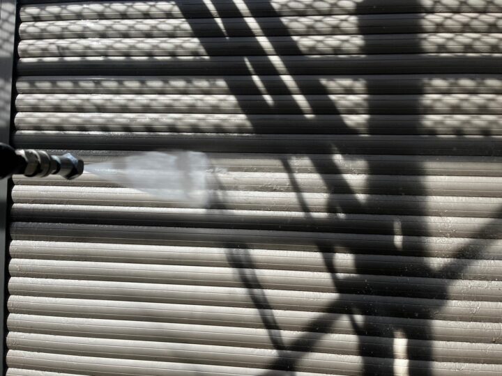 シャッタースラット部分高圧洗浄工事