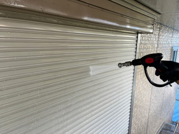 シャッタースラット高圧洗浄工事