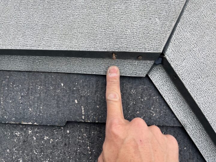 屋根板金釘打ち補修施工前