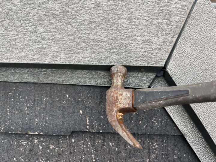 屋根板金釘打ち補修施工中