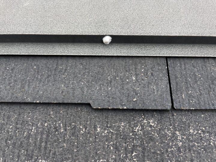 屋根板金玉打ちシール施工中
