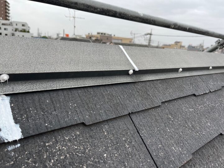 屋根板金玉打ちシール施工後
