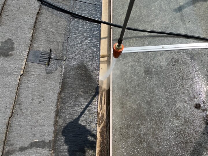 雨樋内部高圧洗浄施工中