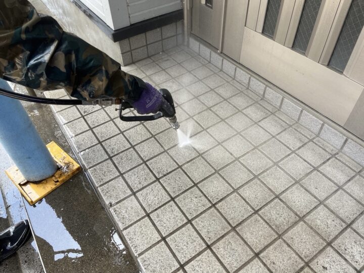 玄関タイル高圧洗浄工事