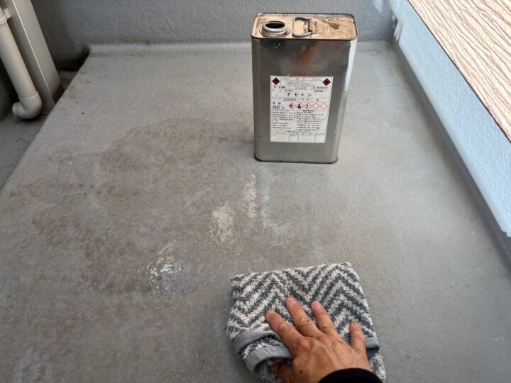 ベランダ床アセトン拭き