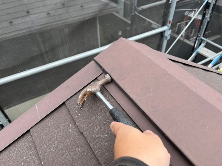 屋根板金釘打ち施工中