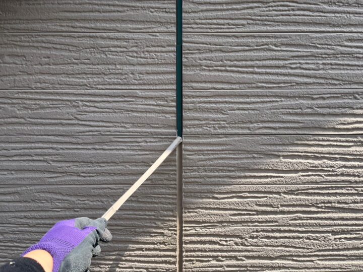 外壁板間シーリング撤去作業中