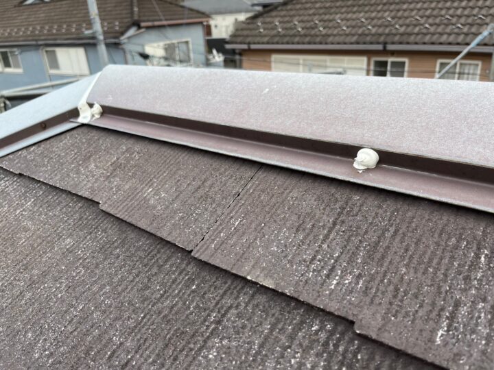 屋根板金玉打ちシール施工後