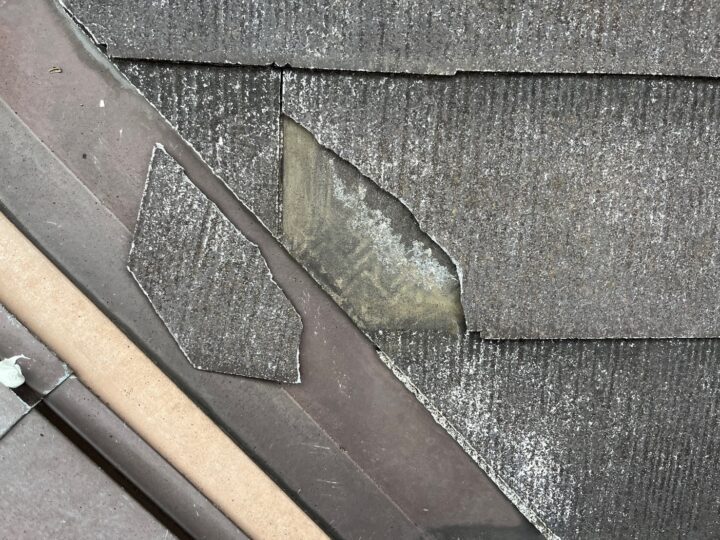 屋根材ひび割れ補修施工前