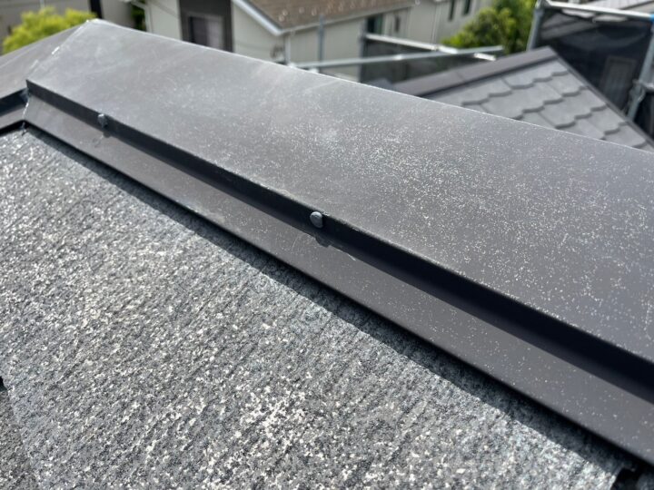 屋根板金玉打ちシール施工後