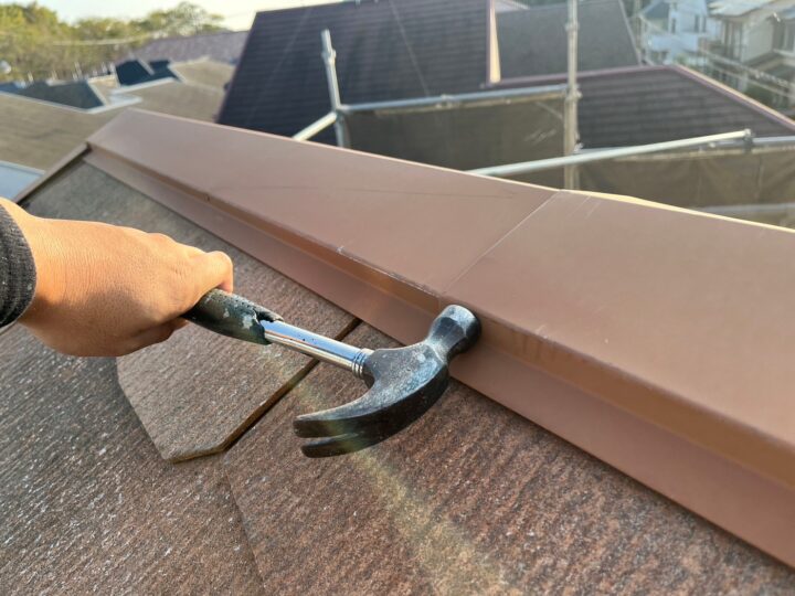 屋根板金釘打ち作業施工中