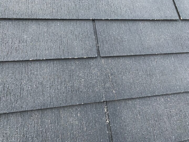 屋根材ひび割れ補修施工前