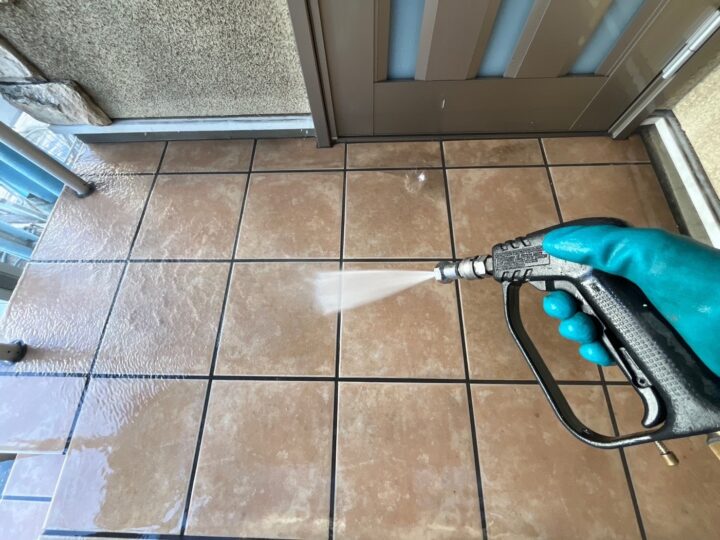 玄関タイル高圧洗浄工事