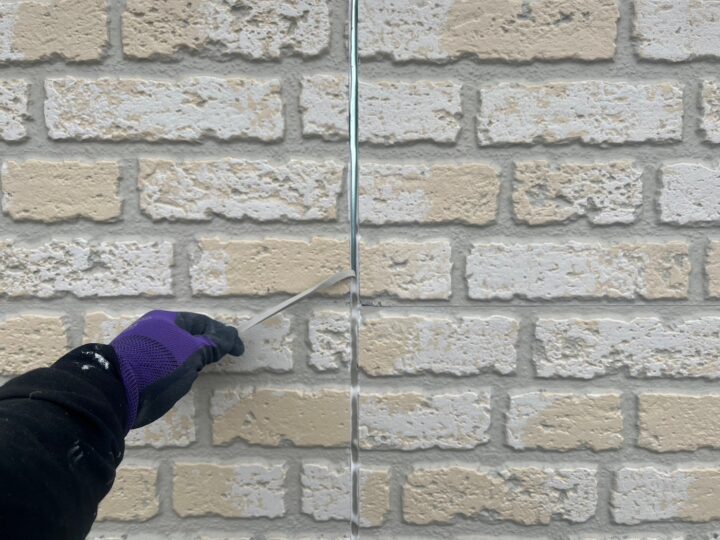 外壁板間シーリング撤去作業中