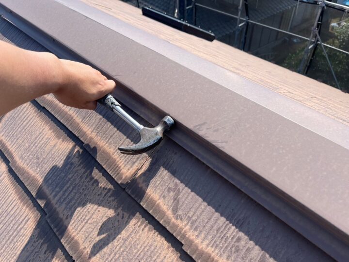 屋根板金釘打ち施行中