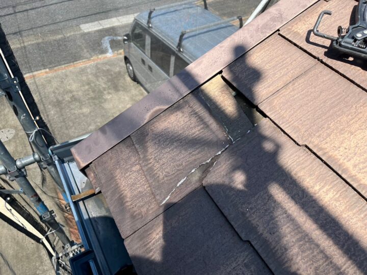 屋根材ひび割れ補修施工前