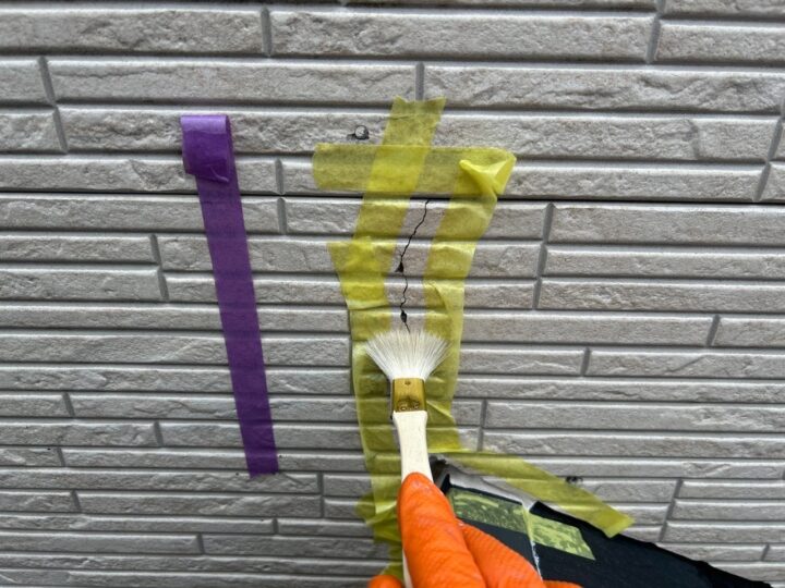 外壁ひび割れ補修専用プライマー塗布