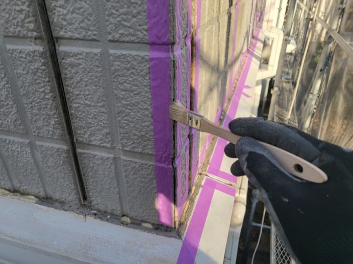 外壁ひび割れ補修専用プライマ－塗布