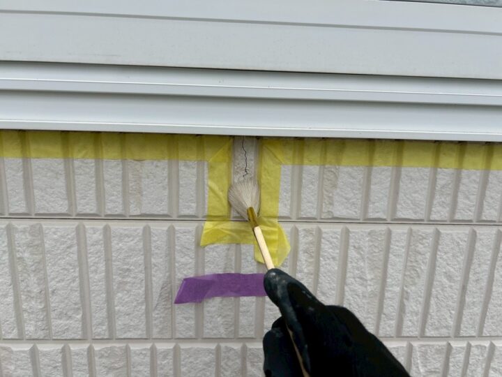外壁ひび割れ補修専用プライマ-塗布