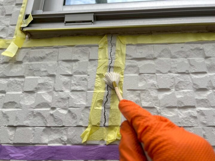 外壁ひび割れ専用プライマ-塗布