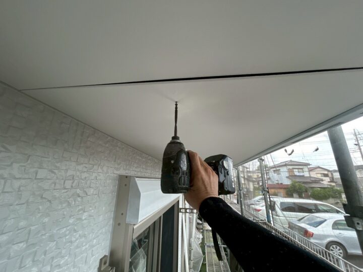 軒天ビス打ち補修施工中