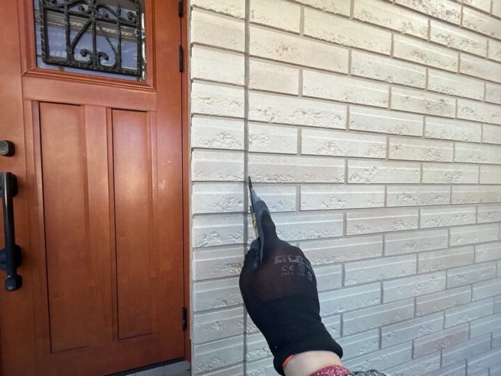 外壁板間シーリング撤去作業中