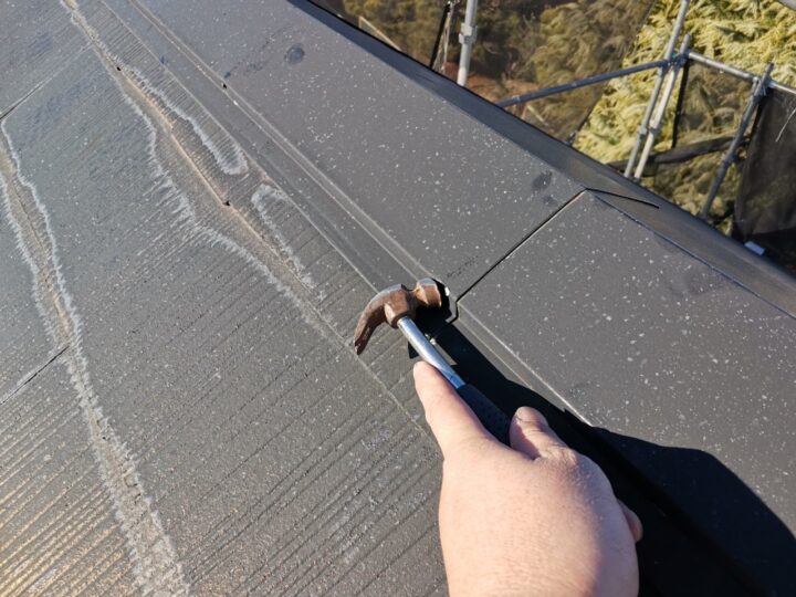 屋根板金釘打ち補修施工中