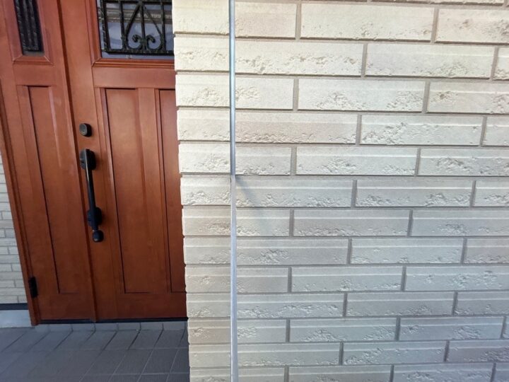 外壁板間シーリング撤去作業中