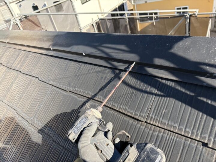 屋根板金ビス打ち補修施工中