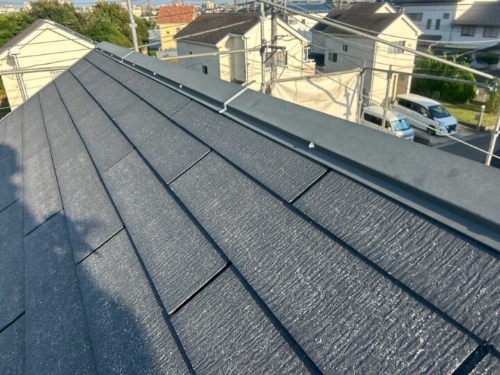 屋根板金玉打ちシール完了全景