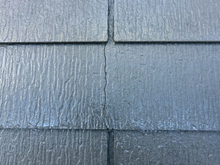 屋根材ひび割れ補修施工前
