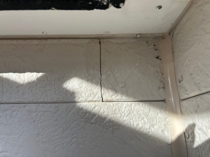 外壁ひび割れ補修施工前