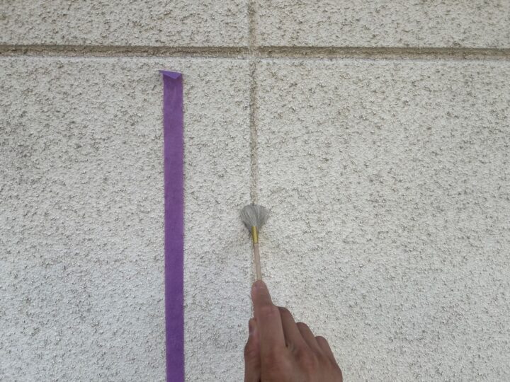 外壁板目地専用プライマ－塗布