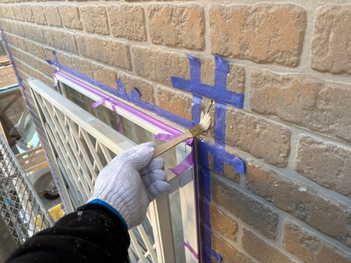 外壁ひび割れ補修専用プライマ－塗布