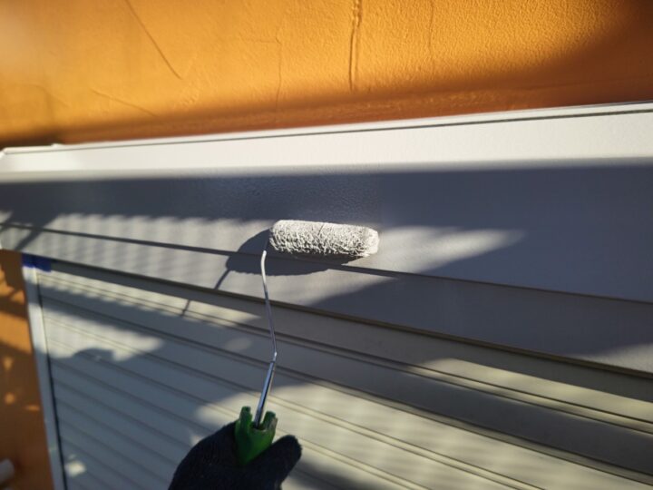 シャッタ－ボックス中塗り工事