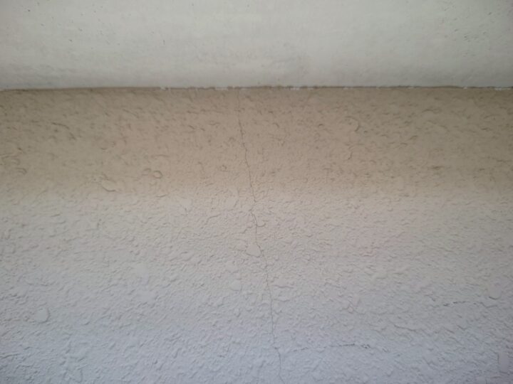 外壁ひび割れ補修施工前