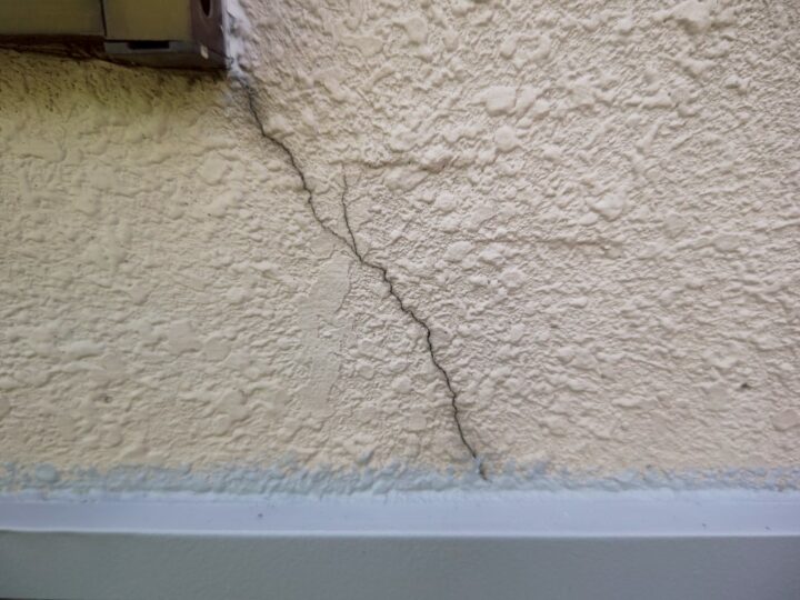 外壁ひび割れ補修施工前